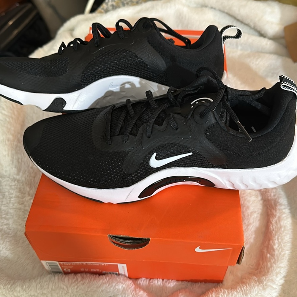 Nike Womens Renew in-Season TR 11 Running Trainers DA1349, size 9, Black White